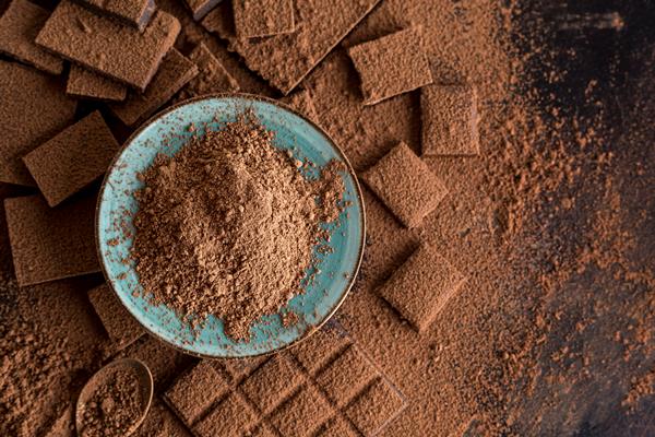 top view of chocolate with cocoa powder - Конфеты из фиников