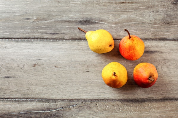 top view of ripe pears on gray wooden table - Зелёный смузи