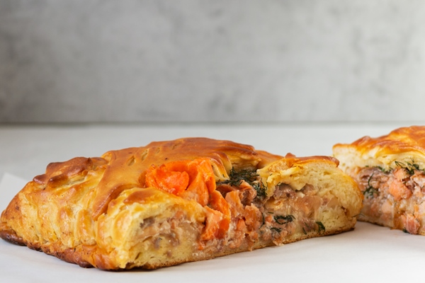 traditional russian pie made from yeast dough filled with salmon copy space - Правила приготовления постного пирога