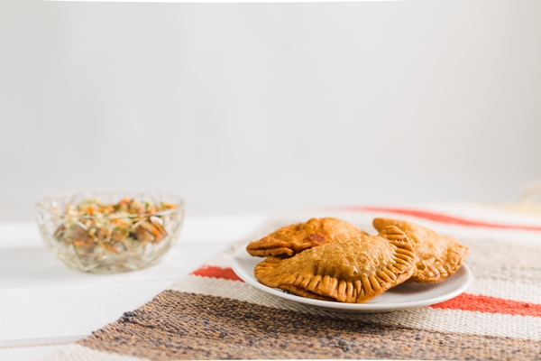 turkish pasties and salad - Картофель, жаренный в тесте