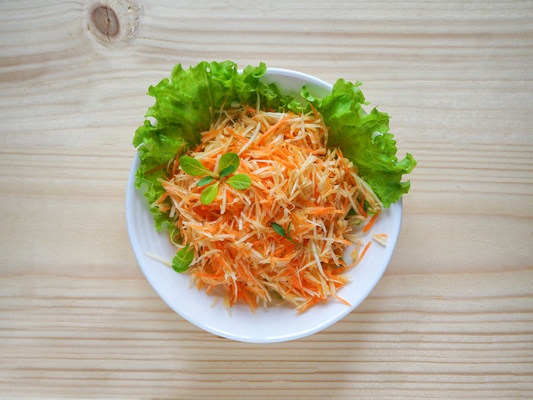 vitamin salad with celery root carrots and apples - Салат из сельдерея с морковью, капустой и томатом