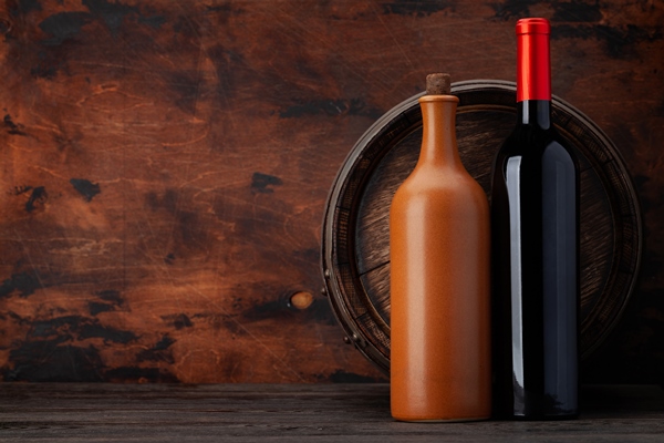 wine bottles and old wooden barrel - Маседуан из яблок