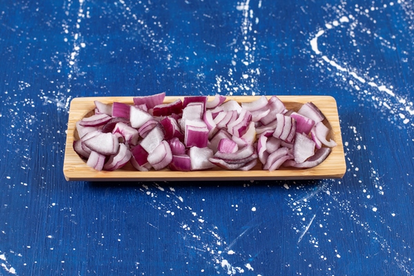 wooden plate of sliced purple onions on marble table - Суп из свежих грибов, постный стол