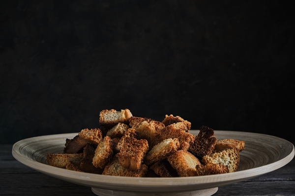 wooden plate with fried breadcrumbs dark background rustic setting and food - Русский квас