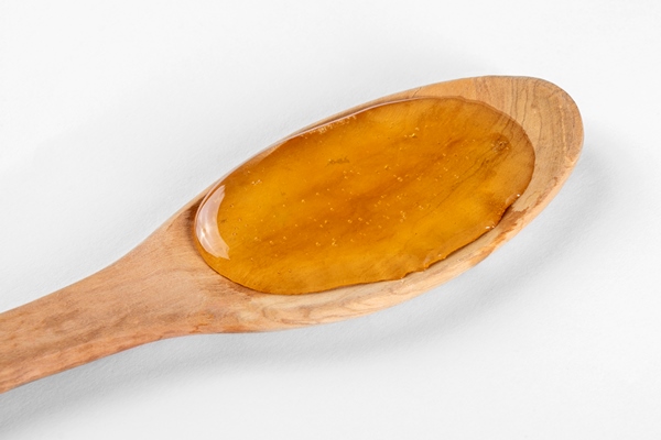 wooden spoon with honey - Шоколадная паста на основе авокадо