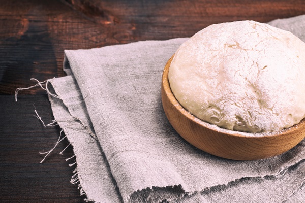 yeast dough in a wooden bowl - Пирог со свежей капустой