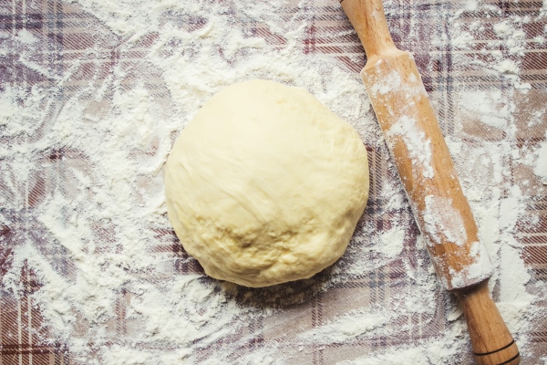 yeast dough on the table cooking baking selective focus 1 - Булки из несдобного дрожжевого теста