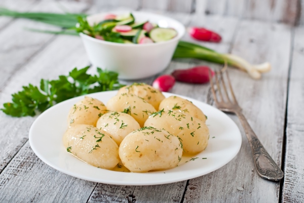 young boiled potatoes with butter and dill on a white plate - Картофель отварной с постным маслом и чесноком