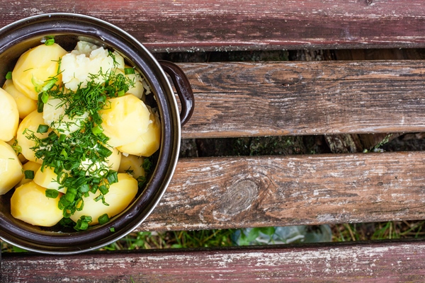 young potatoes with dill and parsley in a boiling pot - Салат картофельный с чесноком