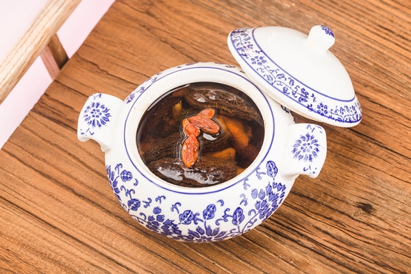 a bowl of morchella and black chicken soup - Борщ с грибными голубцами, постный стол