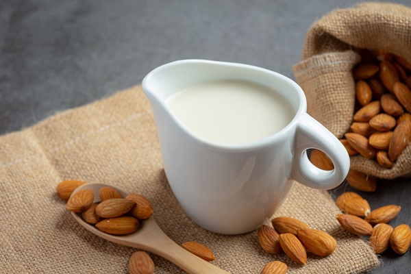 almond milk with almond on dark background - Сочиво рисовое с миндалём и миндальным молоком