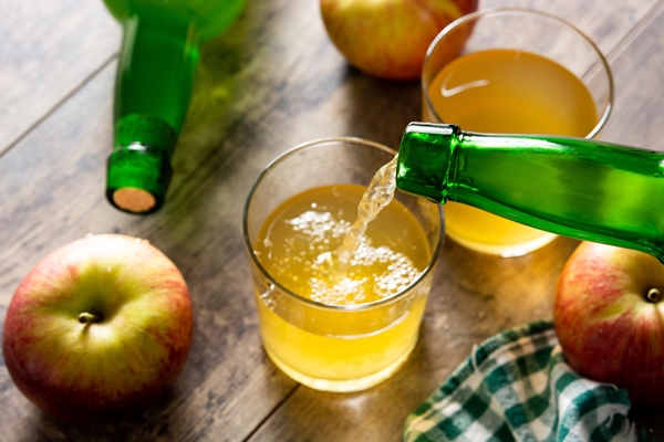 apple cider drink on wooden table 1 - Смоленский квас