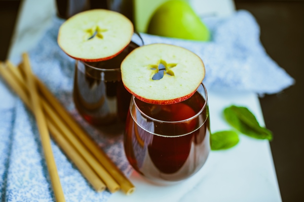 apple homemade kombucha in glass beakers - Квас литовский имбирный