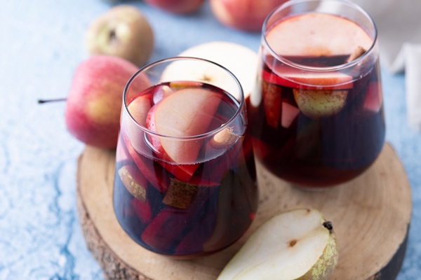 autumn sangria with pear and apple on wooden table - Черника с яблоками в яблочном соку
