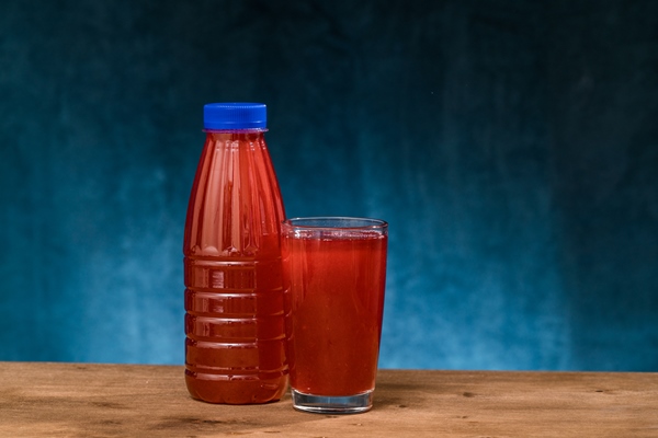 berry juice in a glass with berries - Малиновый медовый квас