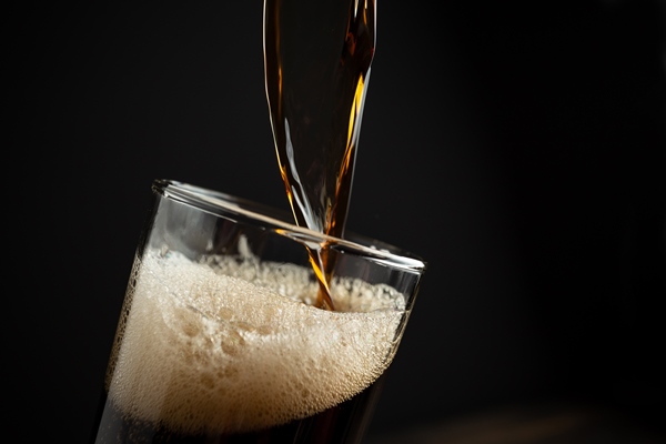 black beer on wood - Квас с изюмом