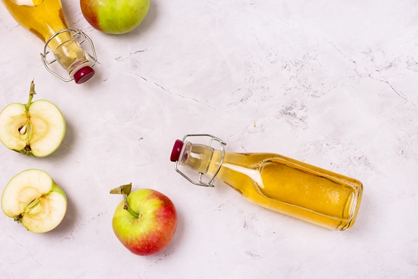 bottles of apple vinegar and ripe apples on light gray background top view flat lay apple cider - Курский квас яблочный