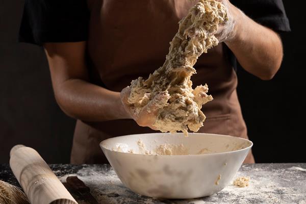 chef mixing dough with hands - Деревенский хлеб "под крышкой"