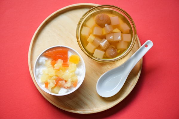 chinese desserts milk pudding fruit salad and mix ginkgo nuts cassava syrup coconut jelly in longan juice on glass bowl thai and chinese longan date soup asian dessert sweets - Яблочный суп