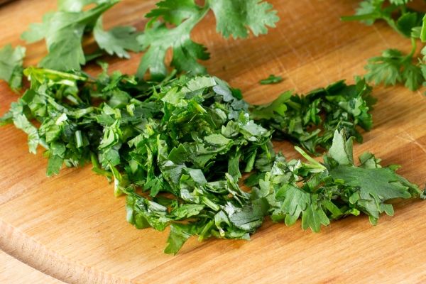 chopped greens parsley and cilantro for making a spicy salad with bell peppers carrots vegetables and sesame seeds step by step recipe healthy food - Суп-пюре из овощей