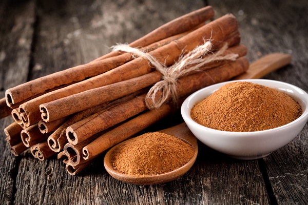 cinnamon powder on table wooden - Квас с корицей (украинская кухня)