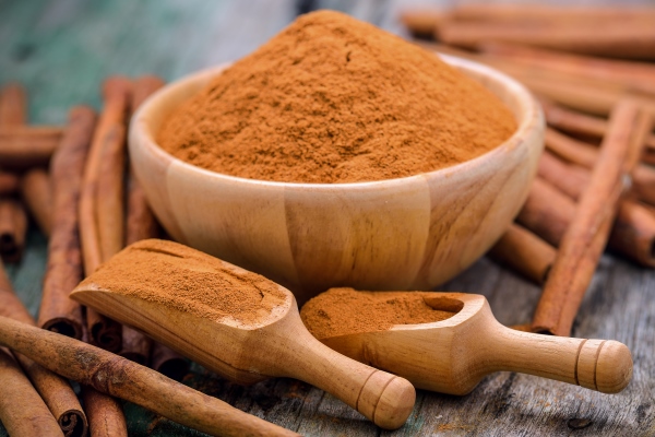 cinnamon sticks and powder cinnamon in the bowl on table - Яблочный суп