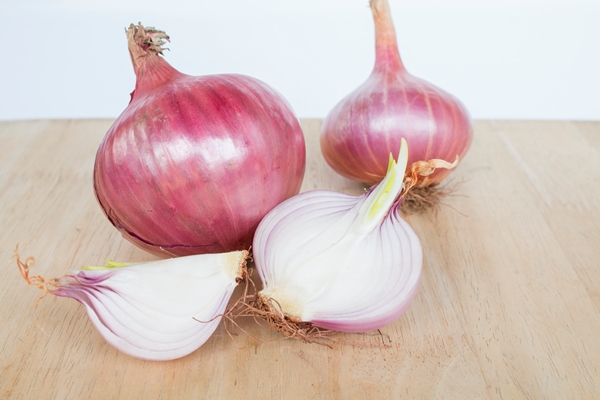 closeup of shallots on white background - Драники с кабачками и луком