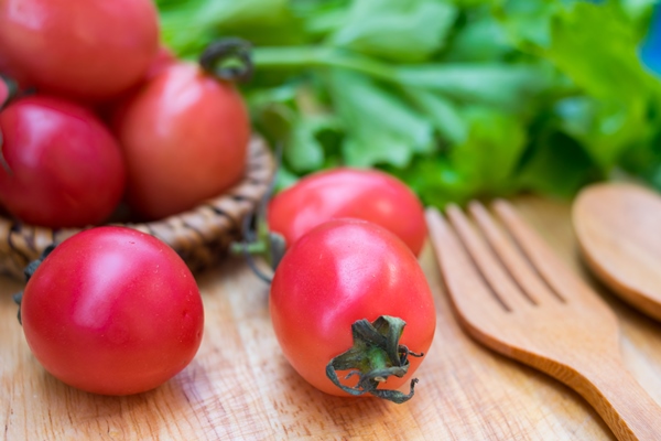 closeup red tomatoes on wooden background - Суп из свежих помидоров с капустой
