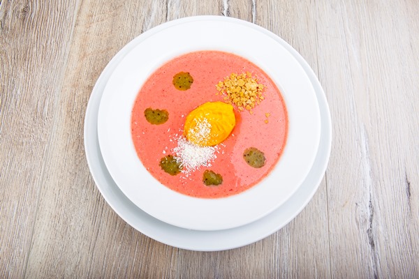 cold berry strawberry soup with ice cream - Черничный суп с клёцками