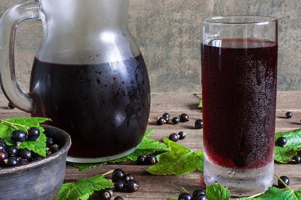 cold black currant juice in a glass and pitcher - Ставленный мёд из чёрной смородины