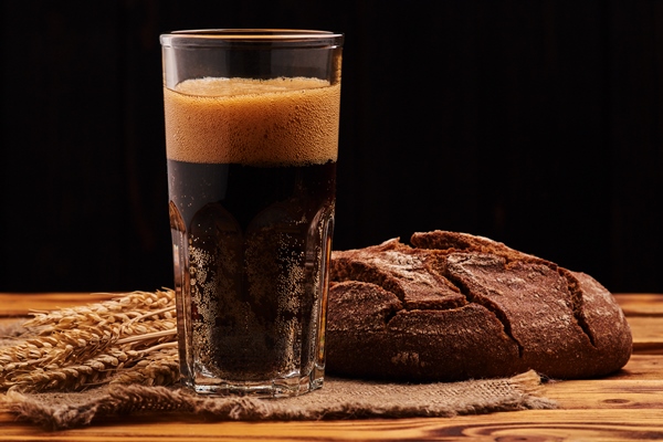 cold dark bread kvass traditional russian drink - Красный квас