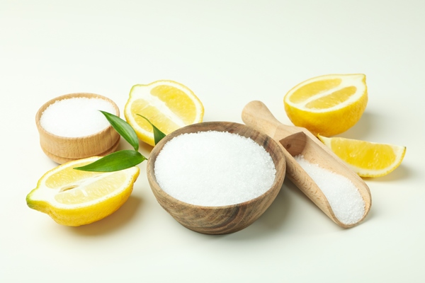 concept of cleaning products lemon acid on white background - Шипучий квас