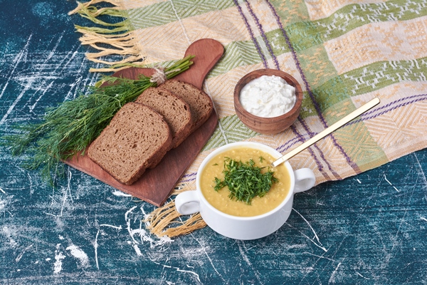 cream soup with herbs and bread toast - Манный суп
