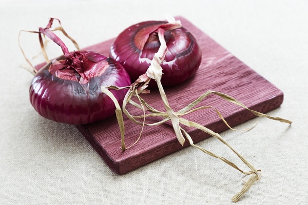 crimean sweet onion on wooden board whole red onion - Суп из овощей с патиссонами