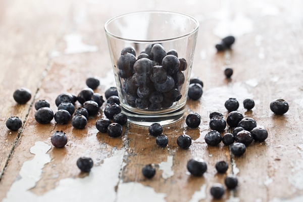 delicious blueberries on the table - Сок с мякотью из черники
