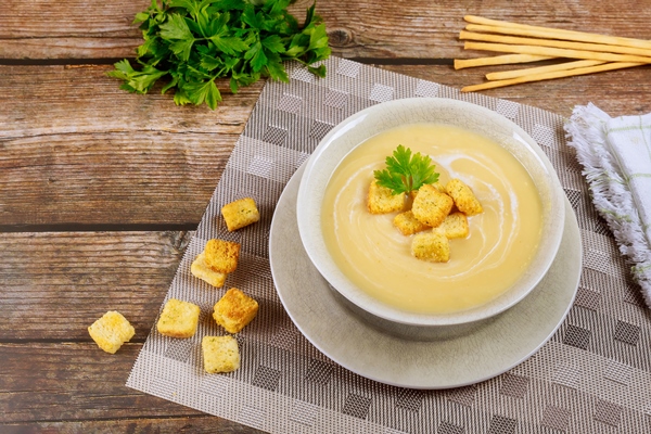 delicious chicken creamy soup with croutons and italian bread sticks - Суп-пюре из овощей