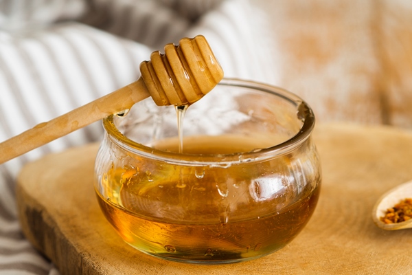 delicious honey in bowl - Ставленный мёд из чёрной смородины