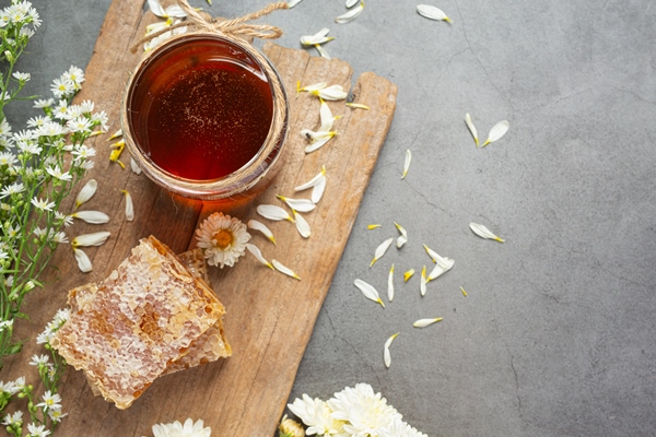 delicious honey on dark surface - Сочиво из перловки с узваром
