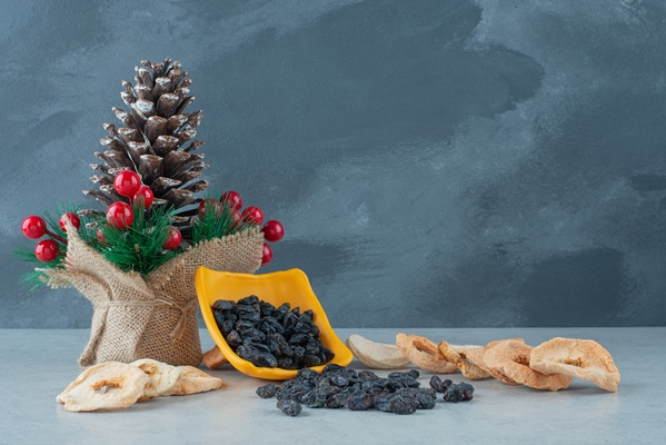 dried healthy fruits with christmas red balls and wreath high quality photo - Сочиво "богатое"