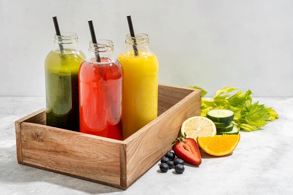 drink bottles in wooden crate - Квас с фруктовым соком