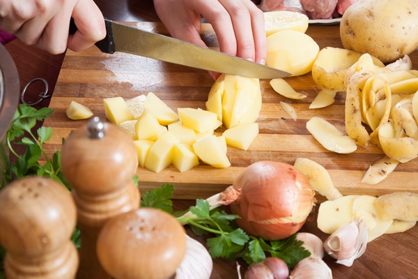female hands cutting potatoes - Щи с яблоками и помидорами