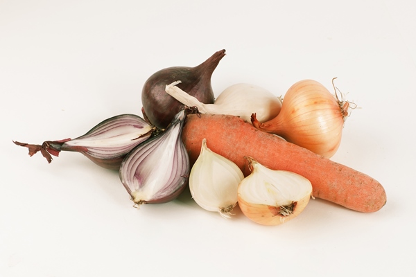 fresh carrots and onions isolated on a white table - Постный суп с орехами