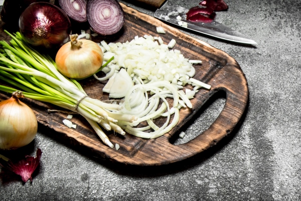 fresh chopped onion on the old board - Кислые щи из свежей капусты (старинный рецепт)