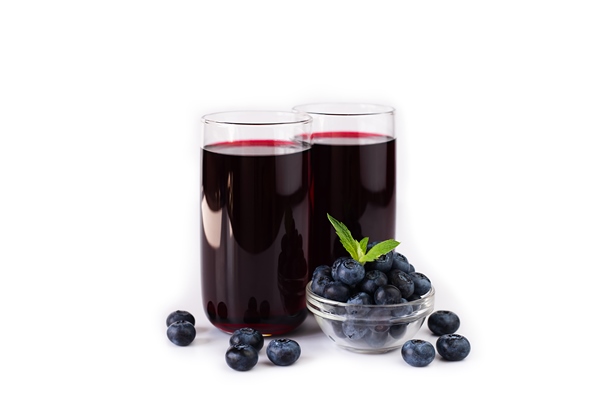 fresh natural blueberry juice in glasses isolated on white background loseup copy space - Желе из черничного сока