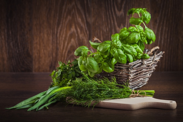 fresh organic green herbs on wood - Борщ малороссийский