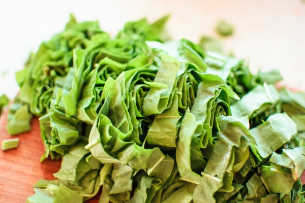 fresh organic sorrel plant spinach heap on wooden table - Щи зелёные из одного щавеля или пополам со шпинатом