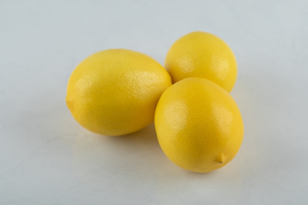 fresh ripe lemons on white background - Брусничный квас