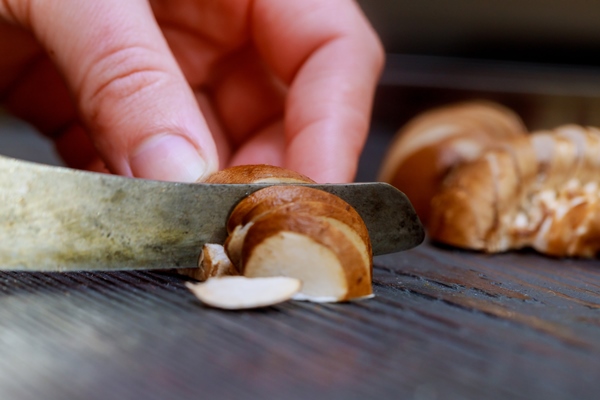 freshly cut raw uncooked mushrooms sliced with black wooden cutting board - Борщ с грибными голубцами, постный стол