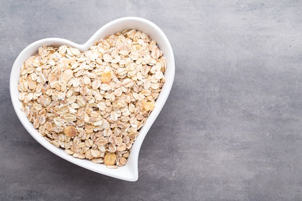 fried oat flakes in a heart bowl - Овсяный супец