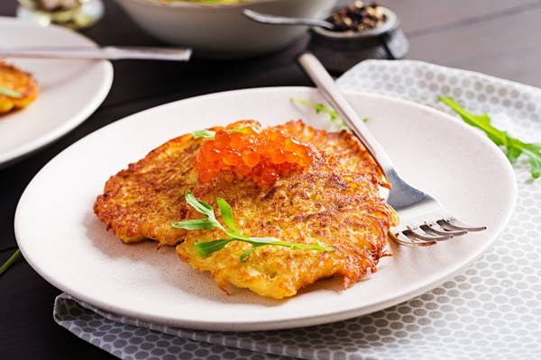 fried potato pancakes with red caviar and sour cream fritter roesti - Деруны с чесноком
